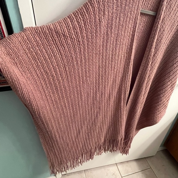 LC Lauren Conrad Pink Knit Shawl with Fringe - Picture 3 of 7